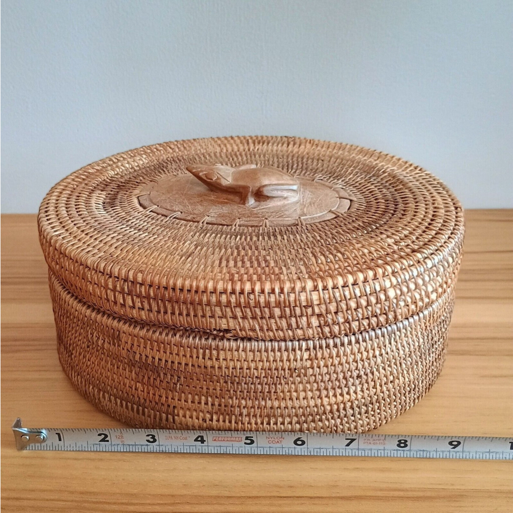 Vintage Woven Oval Rattan Basket W/ Carved Wooden Frog On Lid Indonesian - Picture 9 of 10